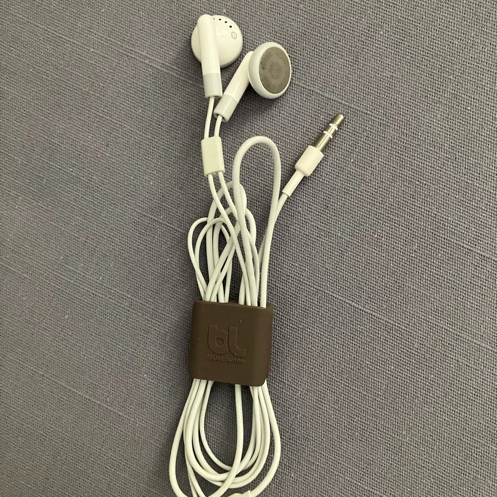 Apple Earbuds Headphones - Picture 3 of 3